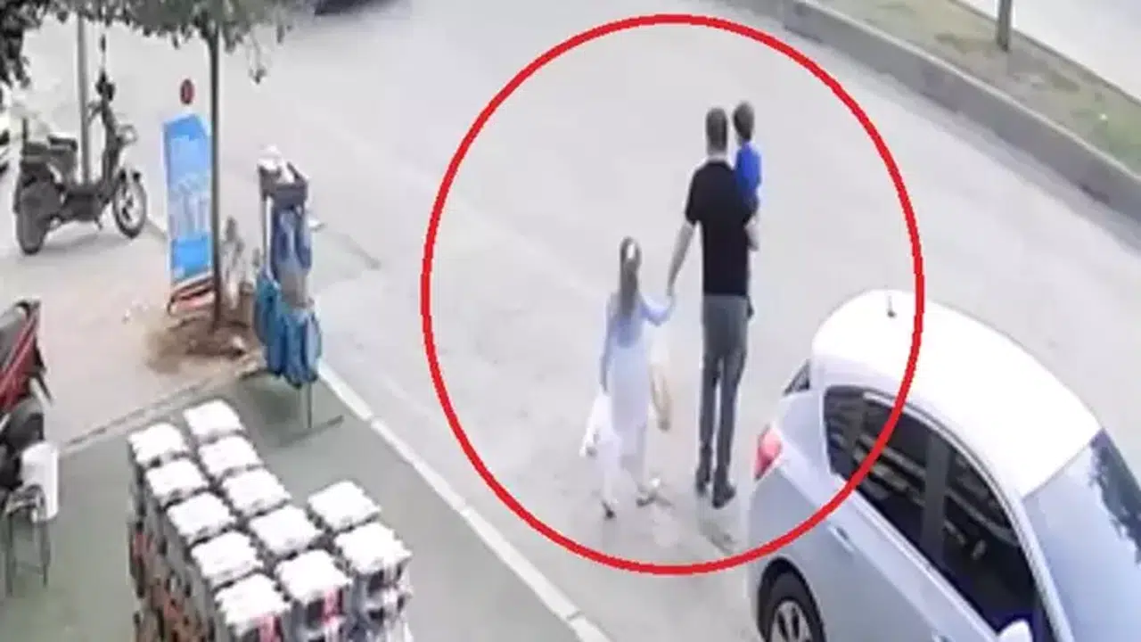 TERS YÖNDE HIZLA GİDEN FORKLİF BABA İLE İKİ ÇOCUĞA ÇARPTI!