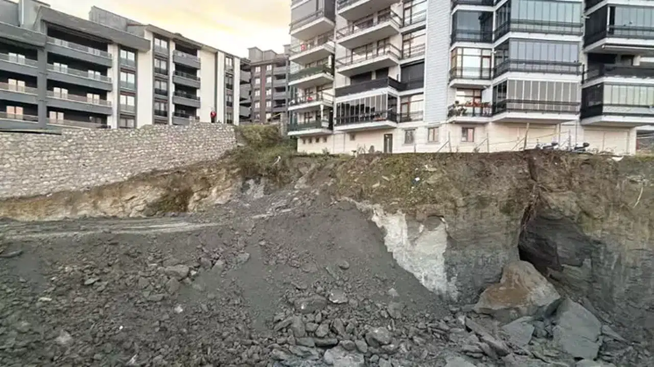 İNŞAAT ALANINDA TOPRAK KAYDI!70 KİŞİ EVLERİNDEN TAHLİYE EDİLDİ!