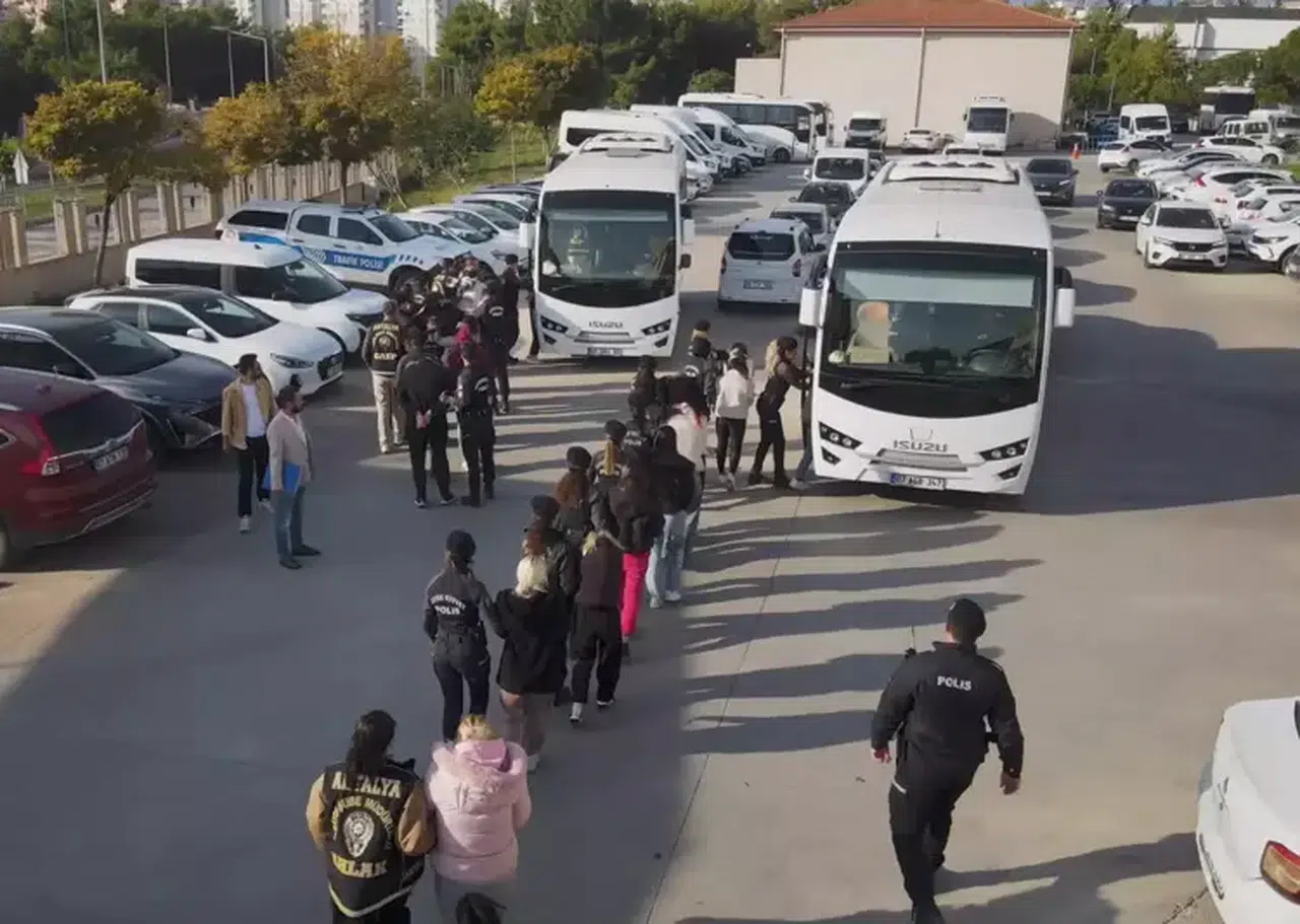 ERKEK MÜŞTERİLERE TUZAK KURUP FAZLA HESAP ÖDETİYORLARDI!
