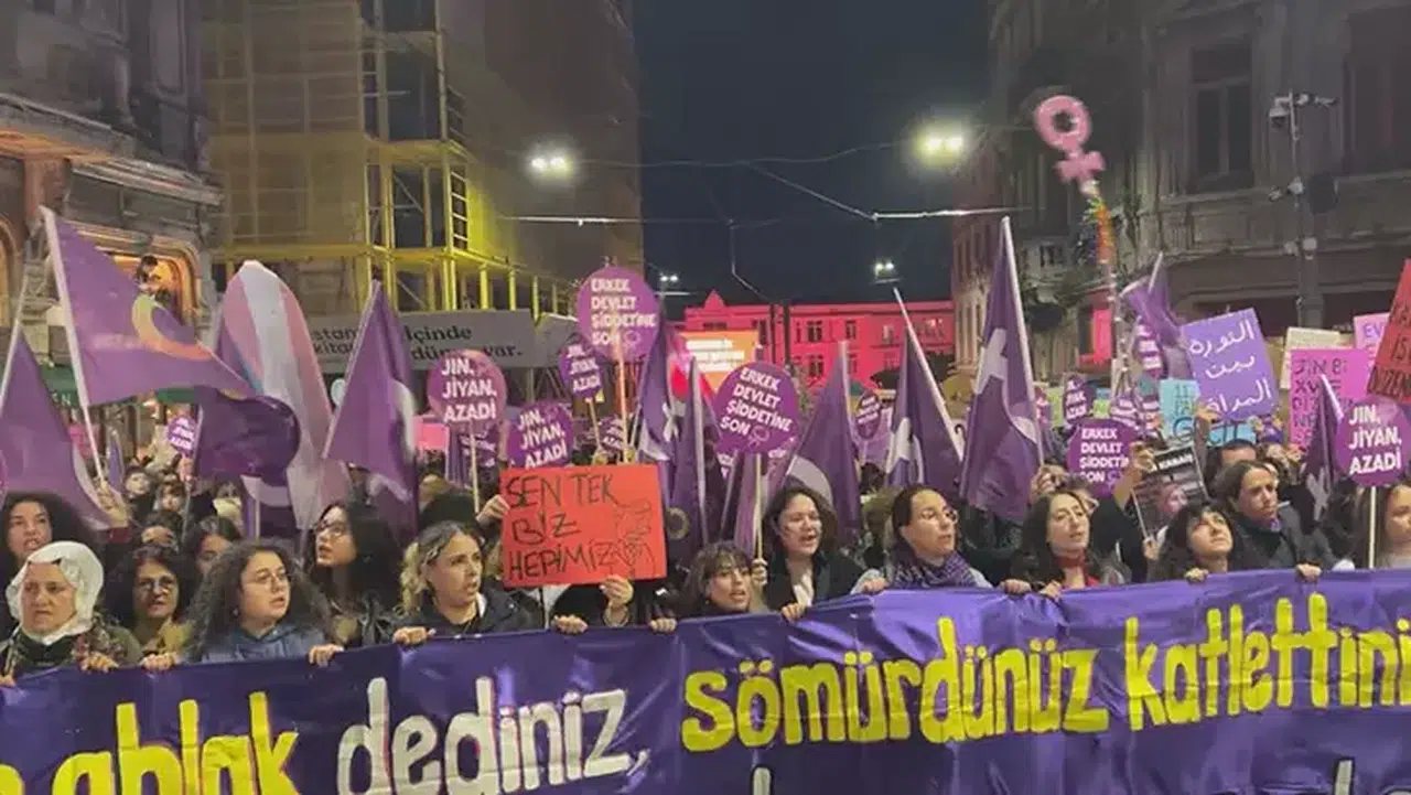 HER KESİMDEN KADINLAR TAKSİM'DE "ŞİDDETE HAYIR!" YÜRÜYÜŞÜ YAPTI!