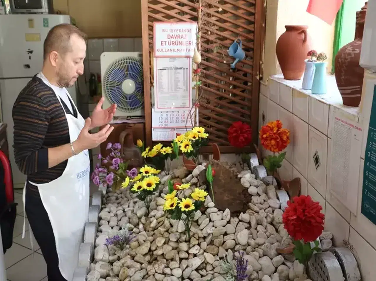 ISPARTA'DA PİDE SALONUNDA BULUNAN SAHİPSİZ MEZAR KİMİN?