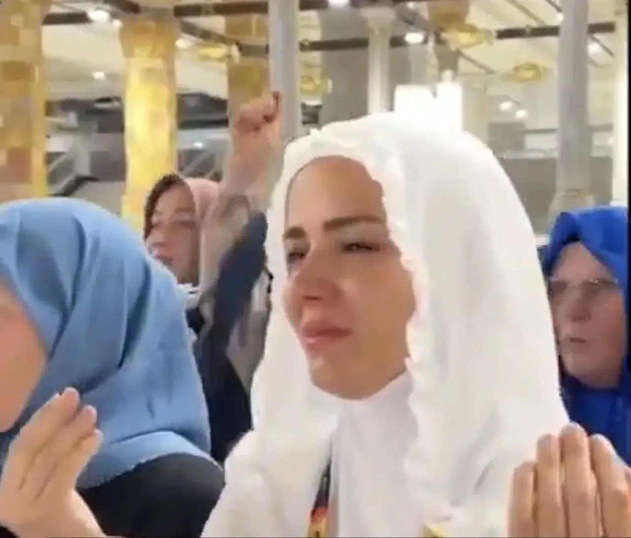 KÜBRA ACAR UMRE İÇİN BEYAZ GİYDİ HAZRETİ MERYEM İLAN EDİLDİ!