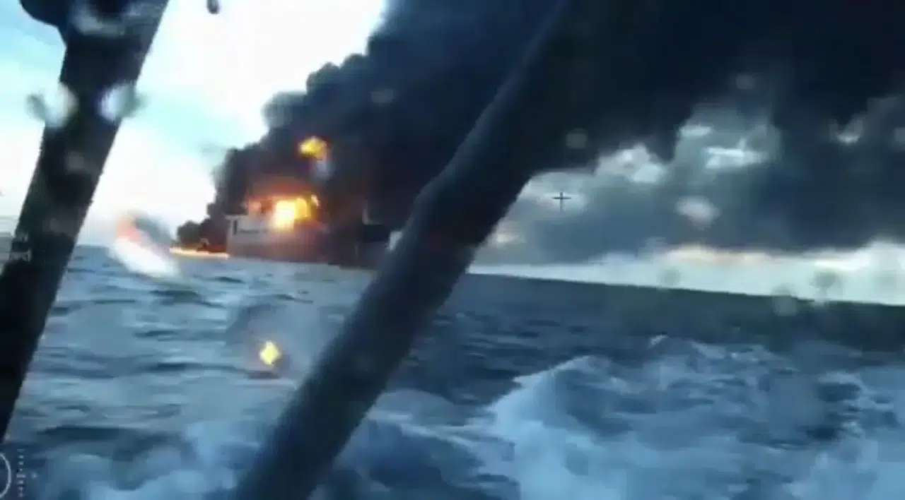 UKRAYNA İKİ RUS GEMİSİNİ VURDUĞU GÖRÜNTÜLERİ YAYINLADI!