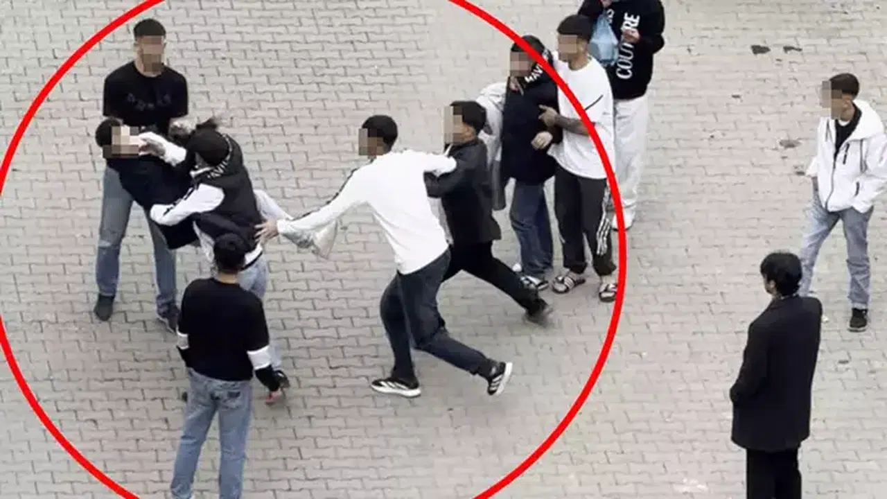 SİİRT'TE GENÇLERİN NEDENİ BİLİNMEYEN KAVGASI KAMERAYA BÖYLE YANSIDI!