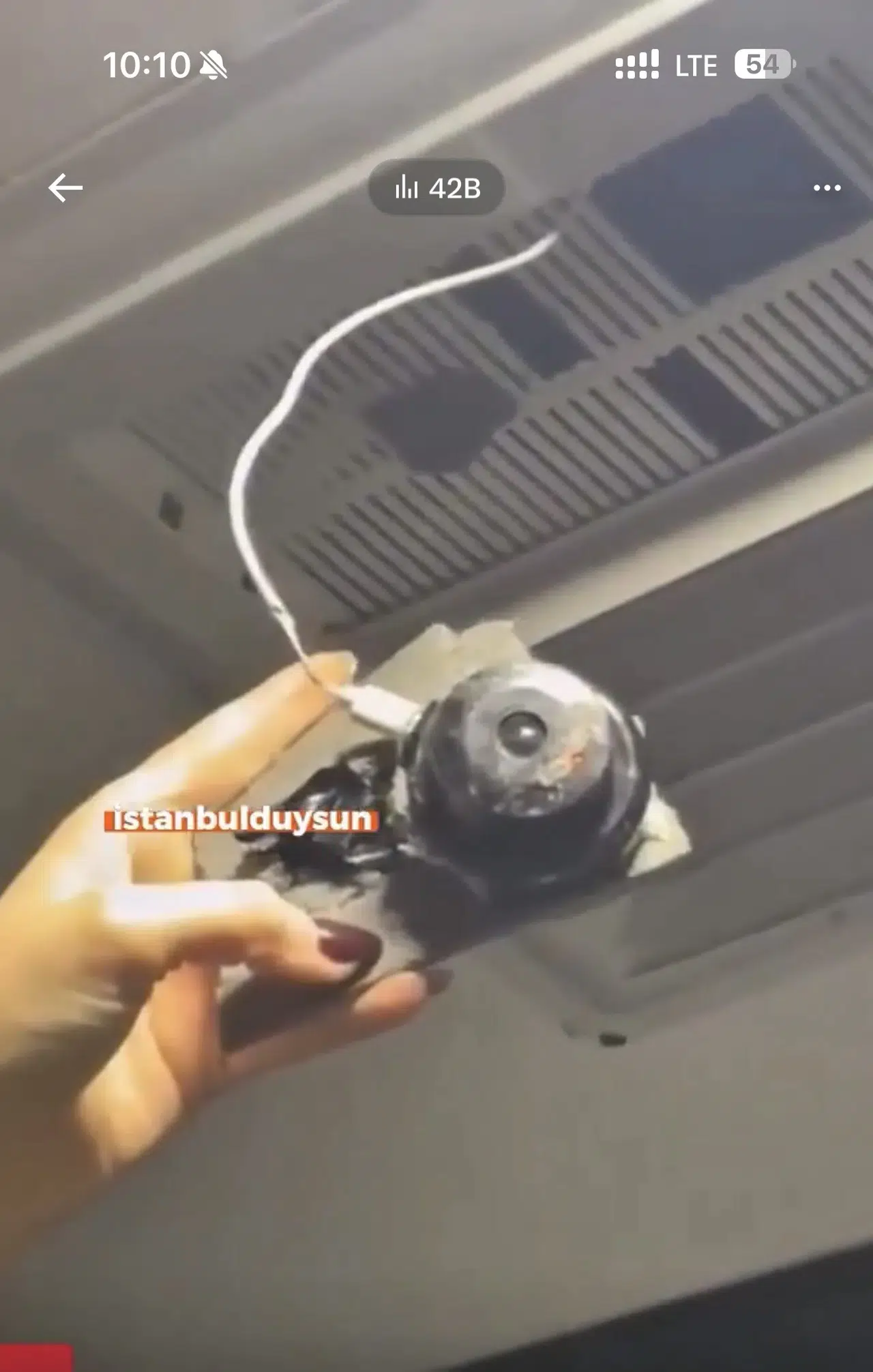 ESENYURT’TA BİR İŞ YERİNİN KADINLAR TUVALETİNDE KAMERA BULUNDU!