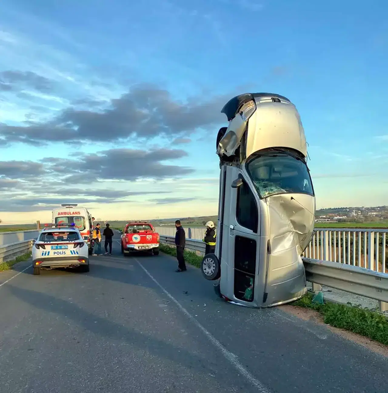 BARİYERE ÇARPAN HAFİF ARAÇ  DİK VAZİYETTE KALDI!