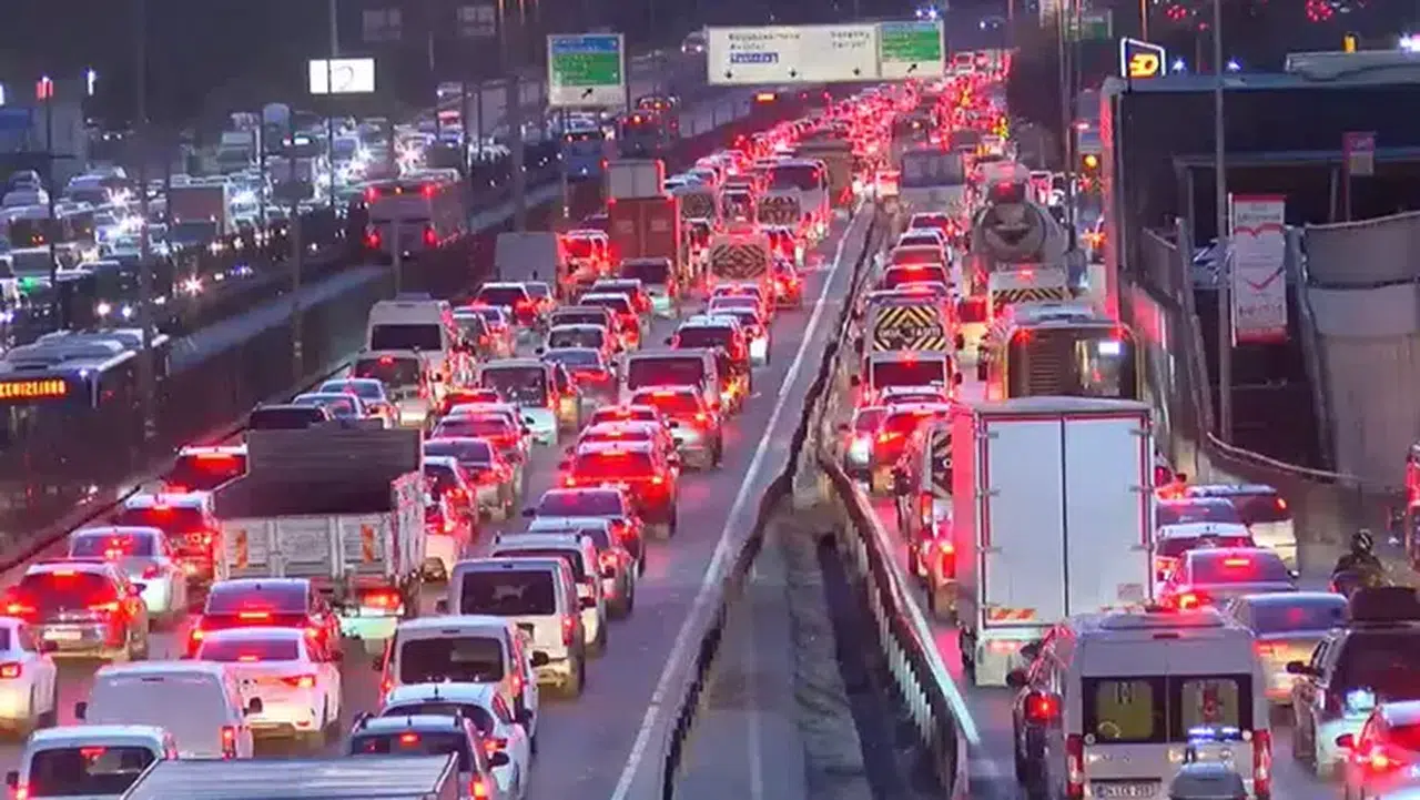 İNANILMAZ! İSTANBUL'DA TRAFİK YOĞUNLUĞU YÜZDE 90'A KADAR ÇIKTI!