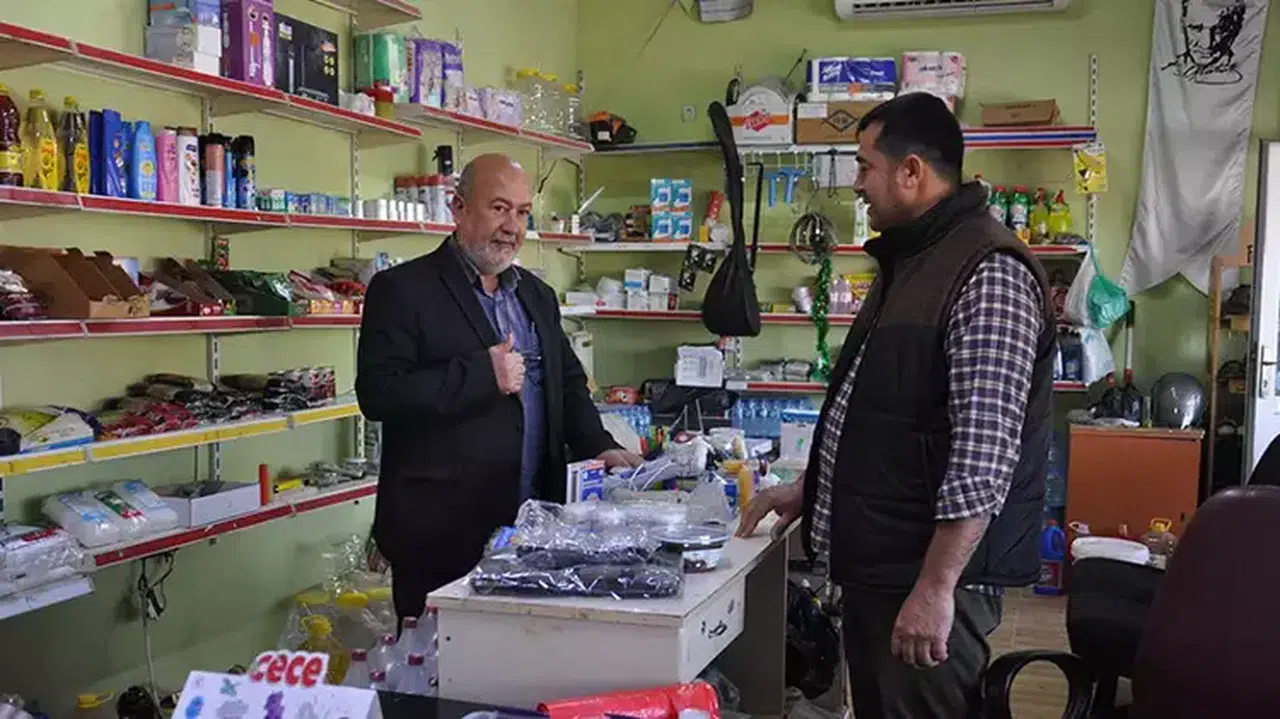 BİR HAYIRSEVER BAKKALIN VERESİYE DEFTERİNDEKİ BORÇLARI SİLDİRDİ!