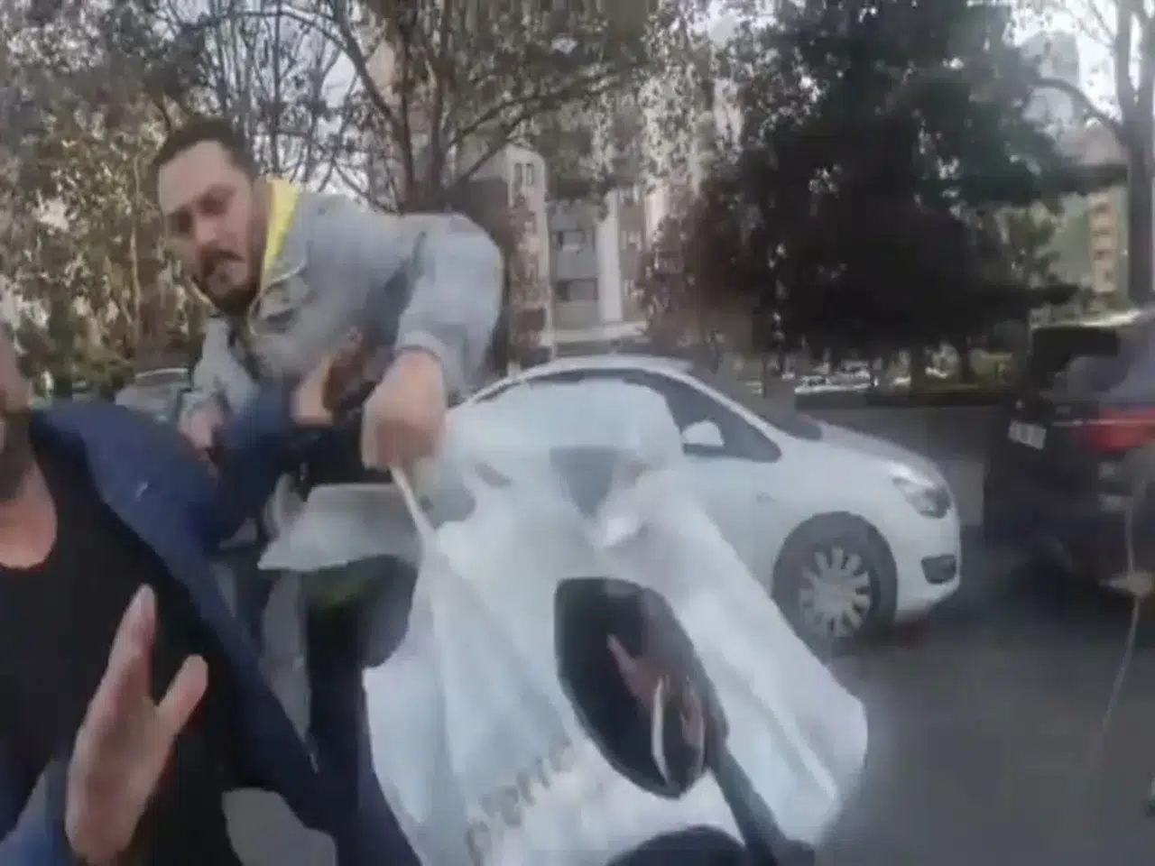 ATAŞEHİR'DE MOTOSİKLETLİ İLE YAYA ARASINDA KÜFÜR KAVGASI ÇIKTI!