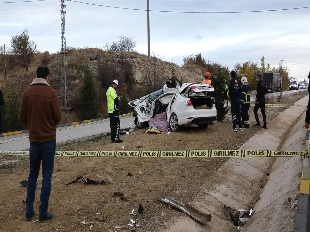 OTOMOBİLİ TIR İLE ÇARPIŞAN GENÇ AKADEMİSYEN YAŞAMINI YİTİRDİ!