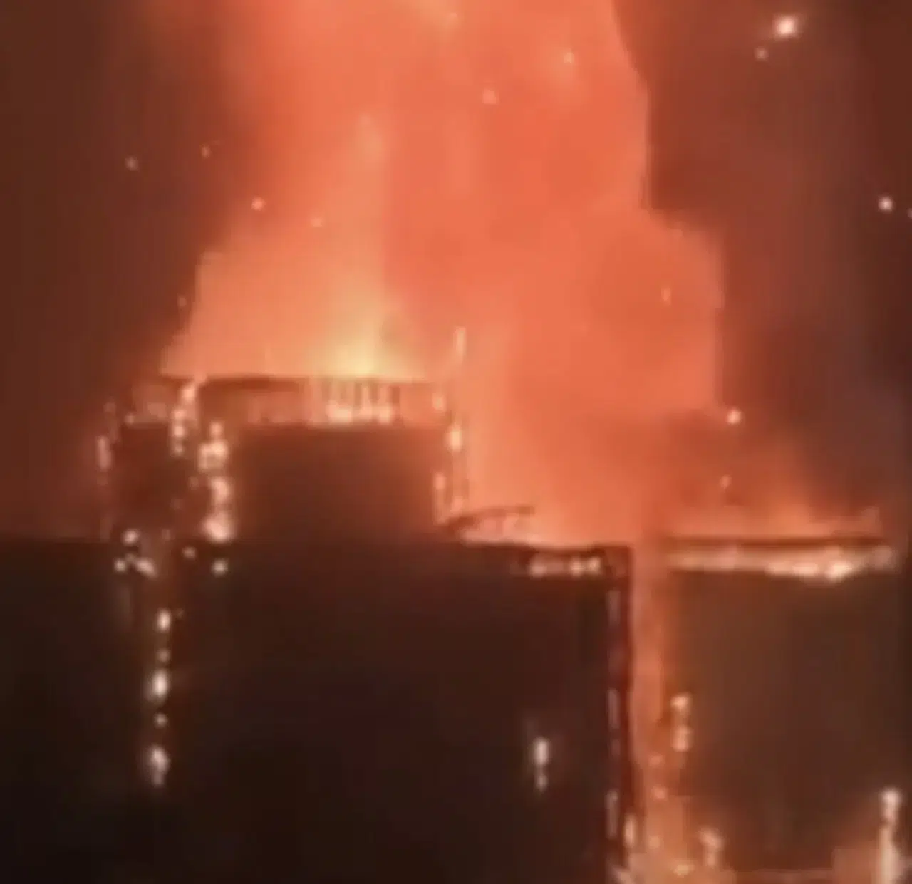 HONG KONG’DAKİ YANGIN 8 BİNA VE 2 BİN DAİREYİ SARDI!