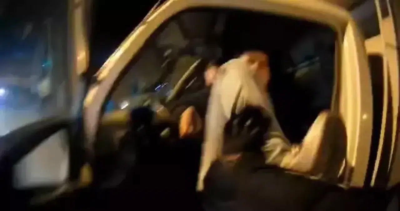 "CANIM SIKKIN!"DİYEREK MOTOSİKLETLİYİ DARP ETTİ!