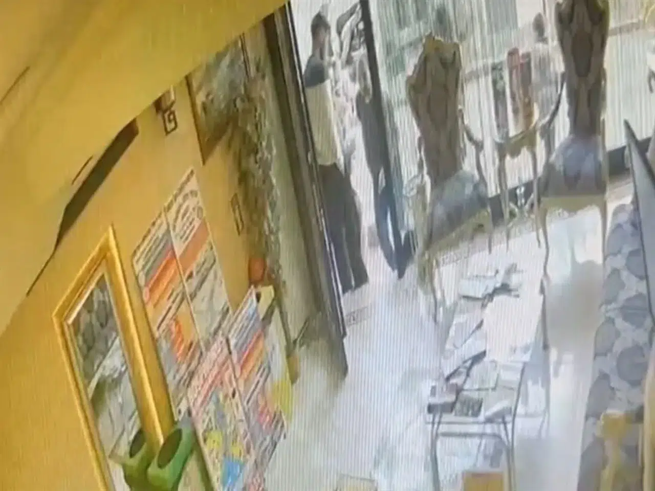 DÖRT KİŞİNİN ÖLDÜĞÜ OTELE İLAÇLAMA YAPMAYA BÖYLE GELDİ!