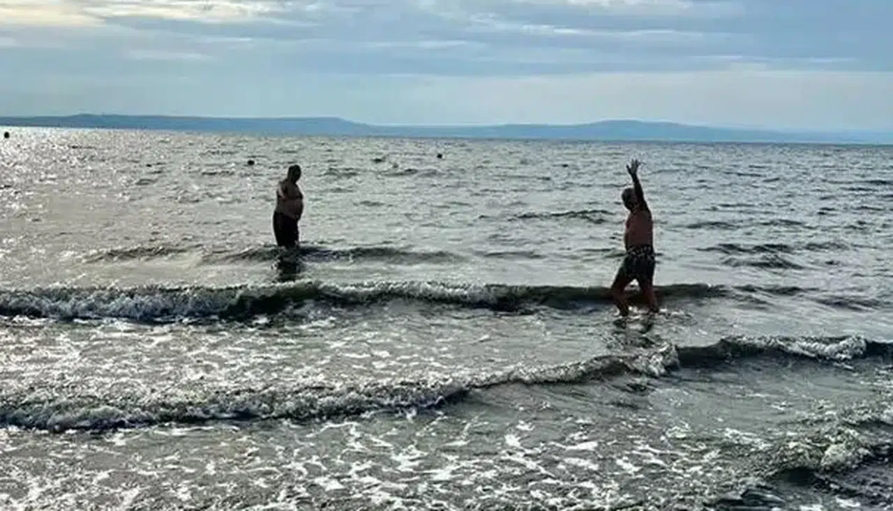 SICAK HAVAYI GÖREN İKİ ERDEK'Lİ EMEKLİ DENİZE GİRDİ!