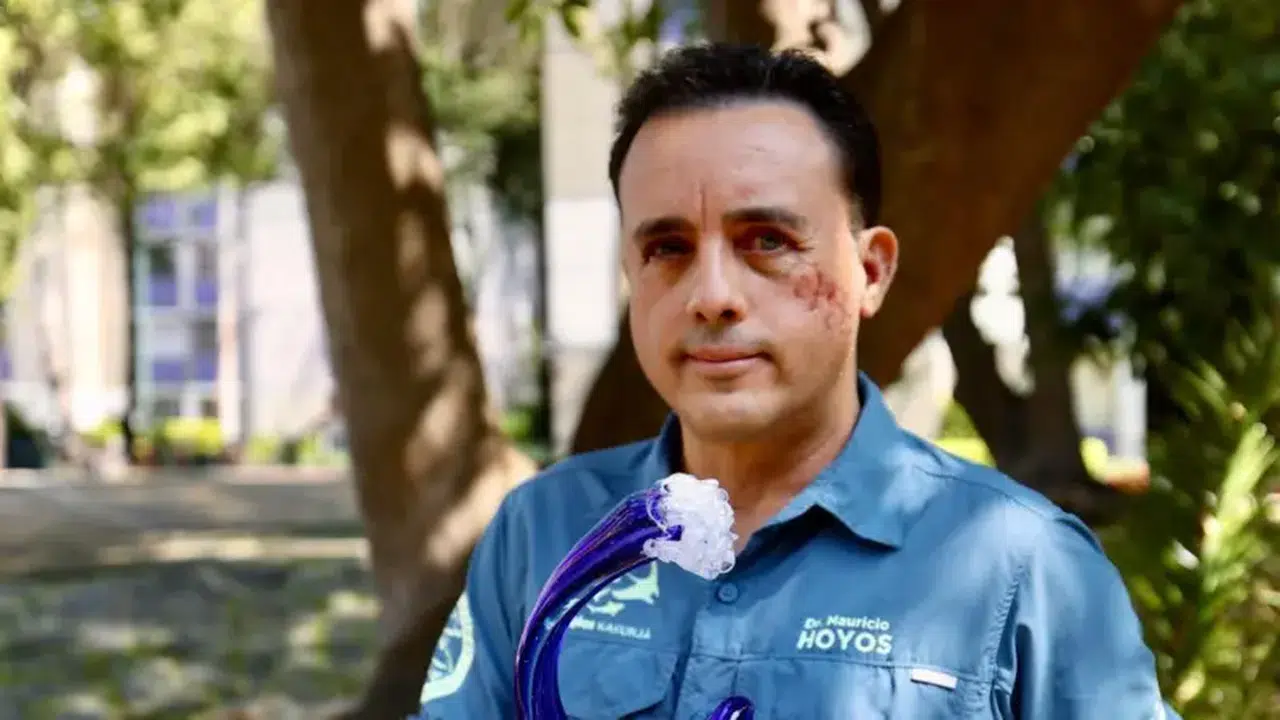 KÖPEKBALIĞI UZMANI GALAPAGOS TÜRÜNÜN SALDIRISINDAN SON ANDA KURTULDU!