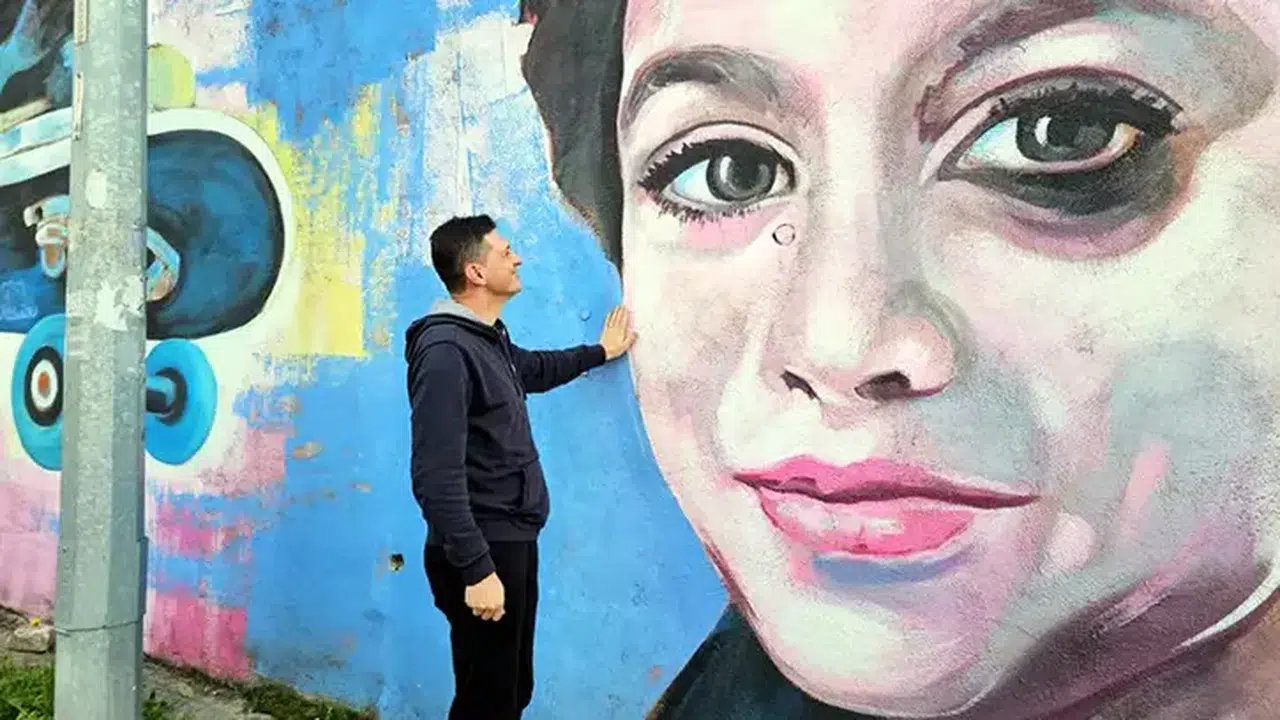 BABA ANDRE MİNGUZZİ OĞLUNUN DUVARDA RESMİNİ GÖRÜNCE AĞLADI!