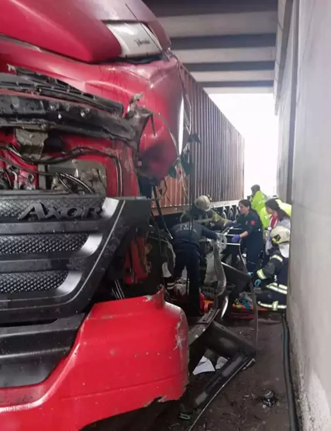 KAZA SIRASINDA DÜŞEREK KULLANDIĞI TIR'IN ALTINDA KALDI!