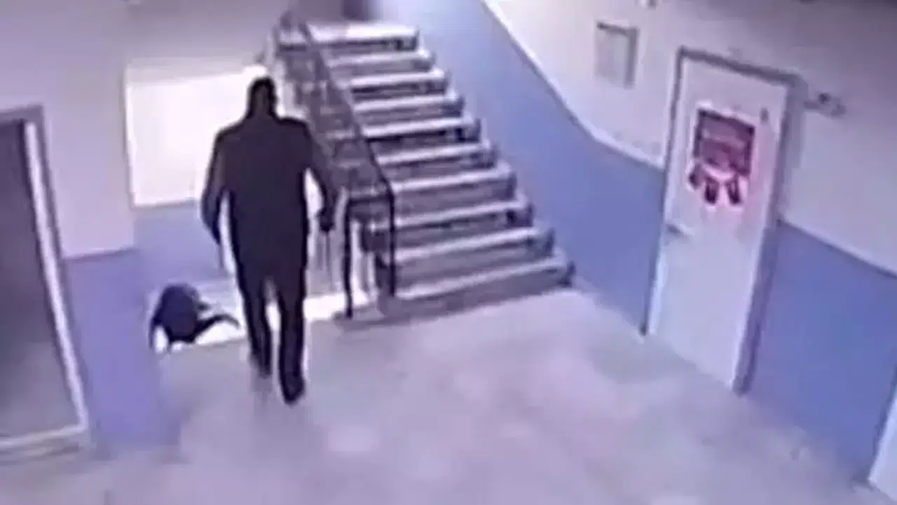 OTİZMLİ ÖĞRENCİYİ MERDİVENDEN İTTİĞİ İDDİA EDİLEN MÜDÜRE TAHLİYE YOK!