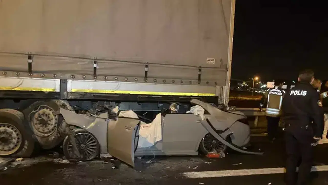 ANKARA’DA KORKUNÇ KAZA! AŞIRI HIZLA TIRIN ALTINA BÖYLE GİRDİ!