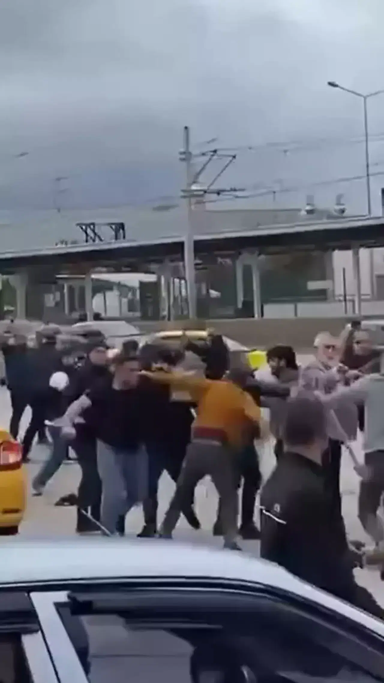 BURSA’DA DEMİR VE SOPALI KAVGADA ÇOK KİŞİ YARALANDI!