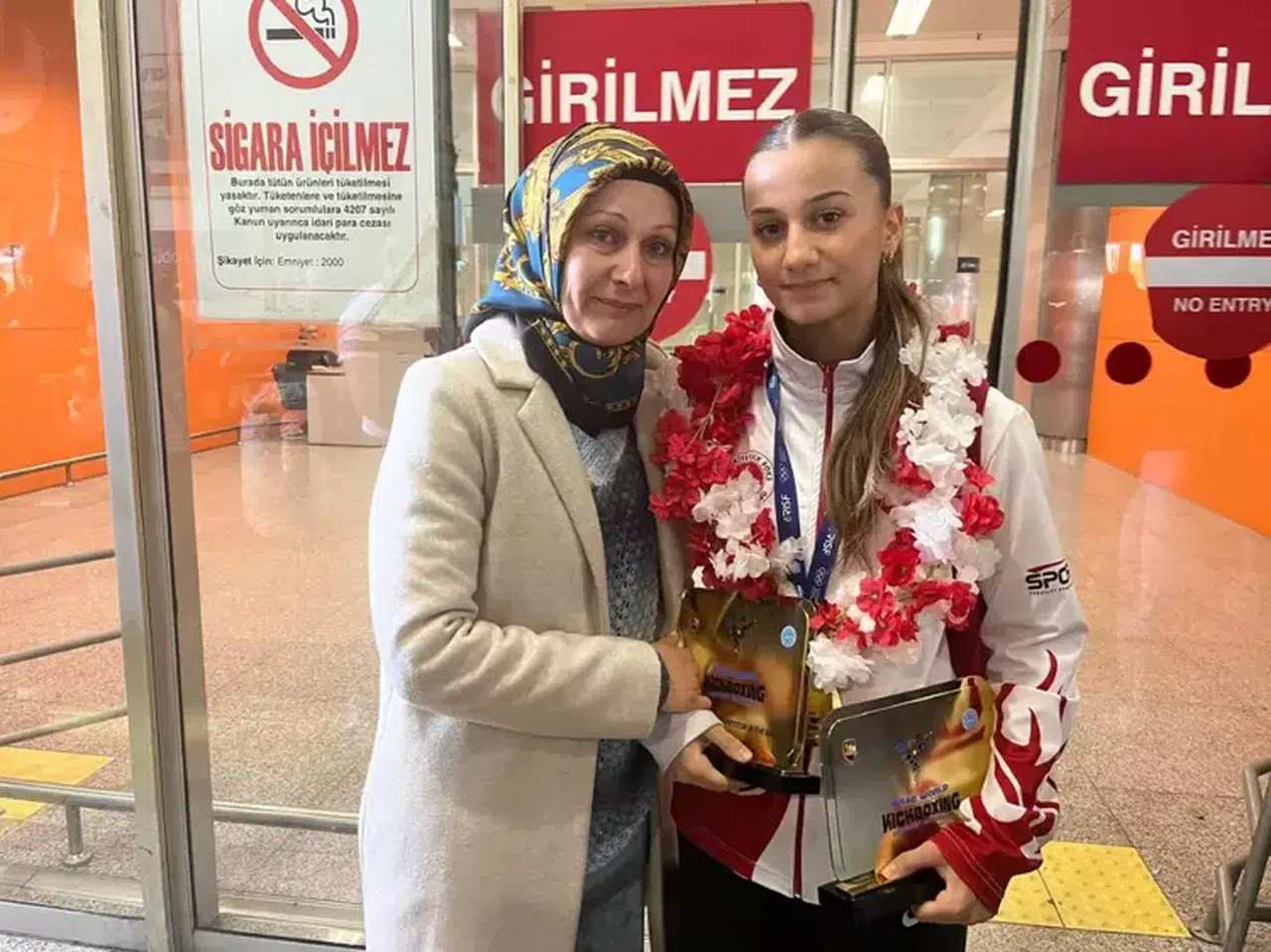 DÜNYA ŞAMPİYONLUĞUNU İKİ AY ÖNCE VEFAT EDEN BABASINA HEDİYE ETTİ!