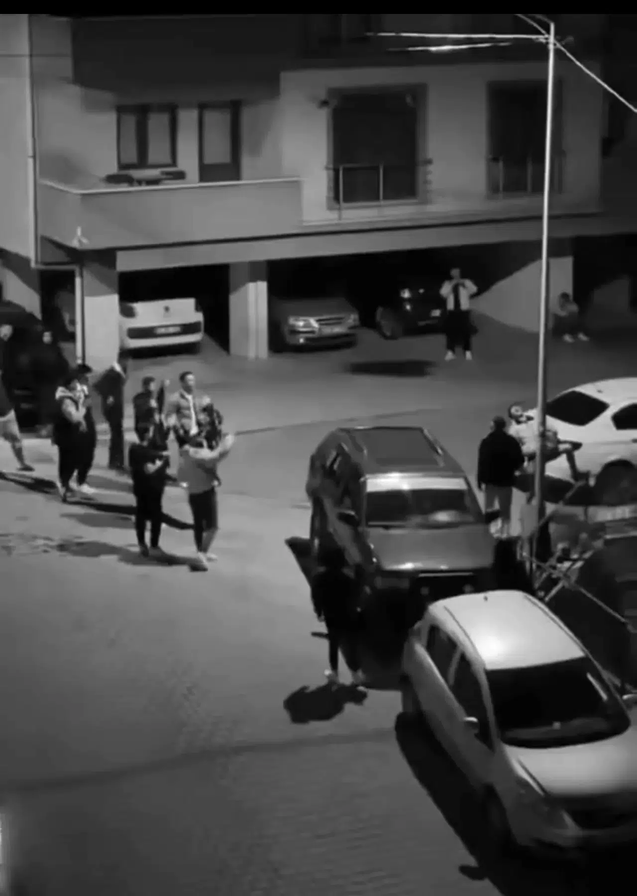 FERDİ TAYFUR’UN ŞARKISI İLE MAHALLEYİ AYAĞA KALDIRDI!