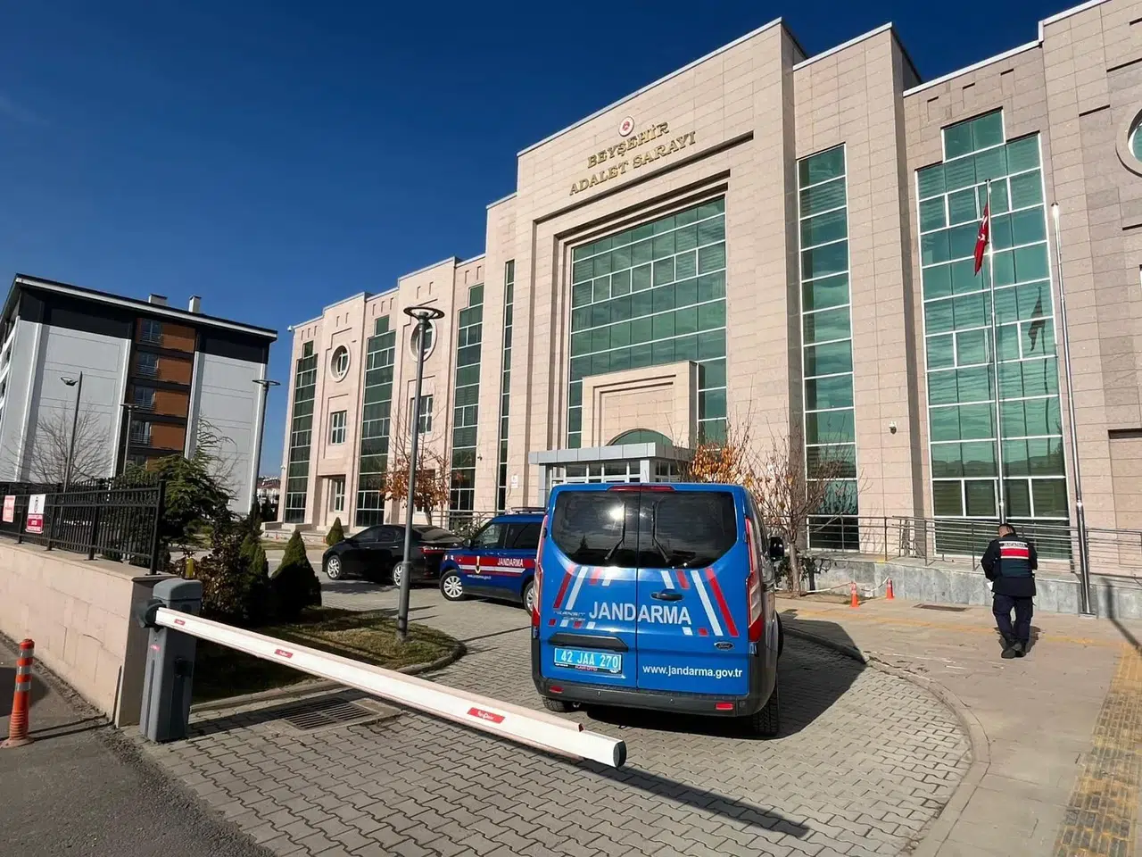 BABAYI OĞLUNUN GÖZLERİ ÖNÜNDE ÖNCE DÖVDÜLER SONRA DA SİLAHA ÖLDÜRDÜLER!