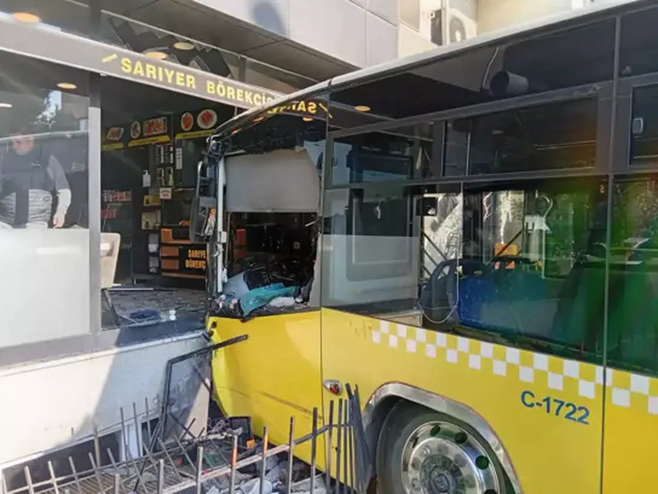 ÜSKÜDAR'DA İETT OTOBÜSÜ BÖREKÇİYE DALDI! 4 KİŞİ YARALANDI!