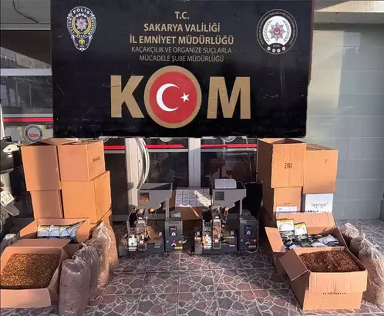 DEPOYA GİZLENMİŞ BİNLERCE MAKARON VE TÜTÜN ELE GEÇİRİLDİ!