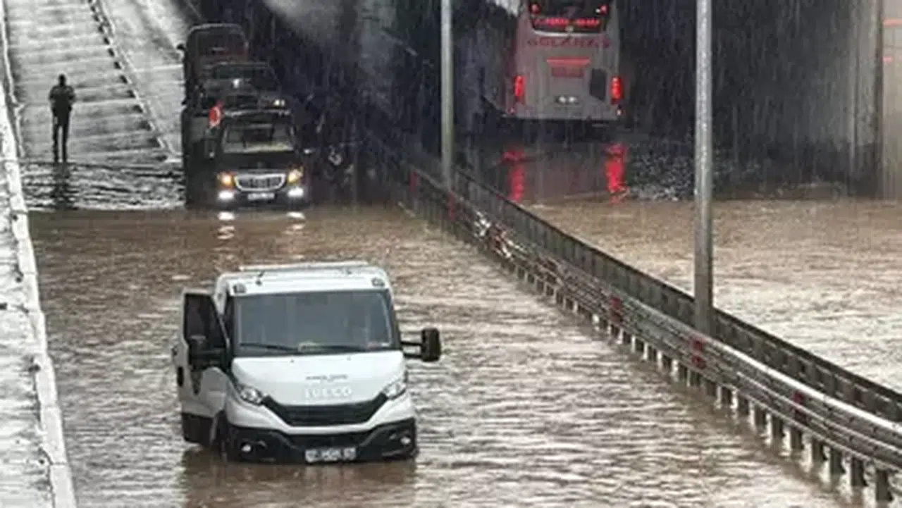 ANTALYA’DA YAĞAN AŞIRI YAĞMUR ALT GEÇİTLERİ SU İLE DOLDURDU!