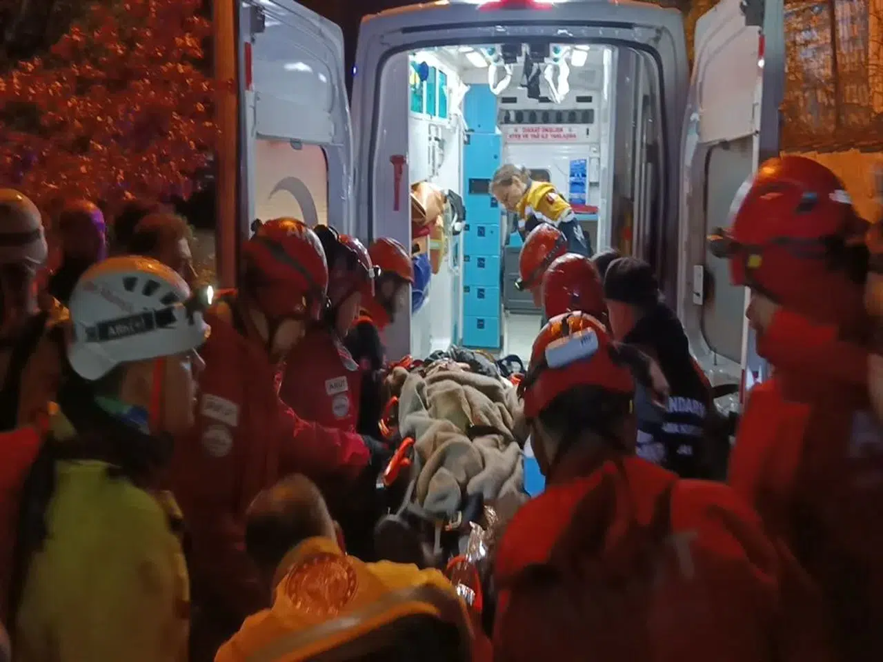 BURSA'DA GECE DOĞA YÜRÜYÜŞÜNDE UÇURUMDAN DÜŞTÜLER!