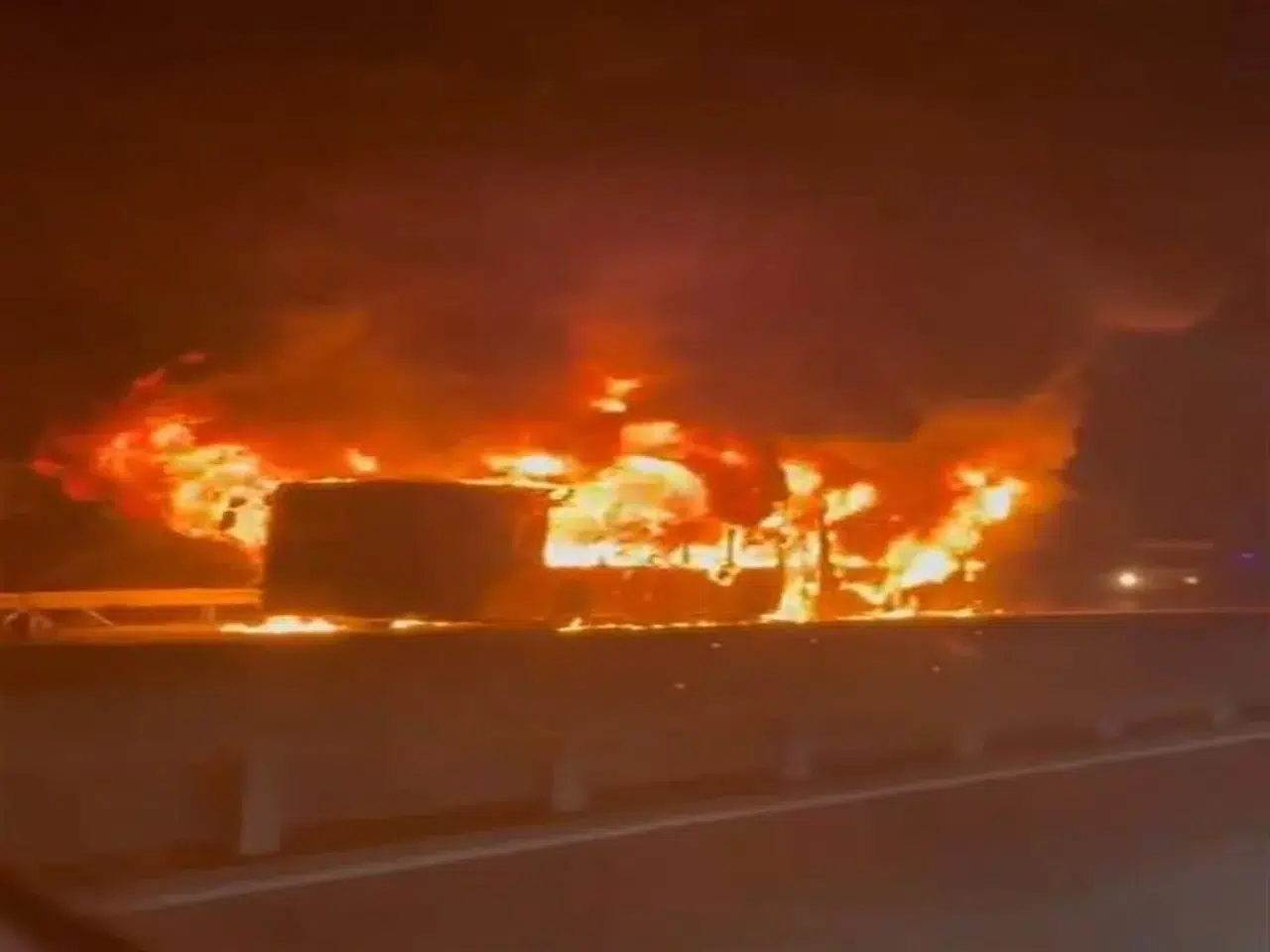 İETT OTOBÜSÜ FENERTEPE MEVKİİ'NDE CAYIR CAYIR YANDI!