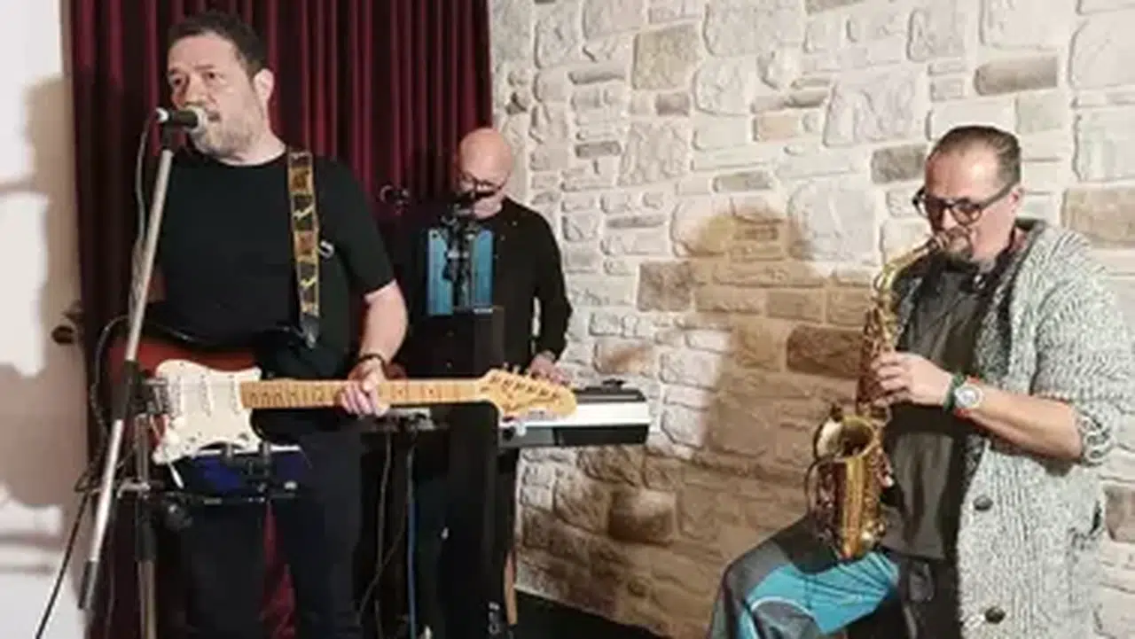 ÖĞRENCİLERE BURS İÇİN CERRAH ÖĞRETİM ÜYESİ VE MÜHENDİSLER SAHNEYE ÇIKTI!