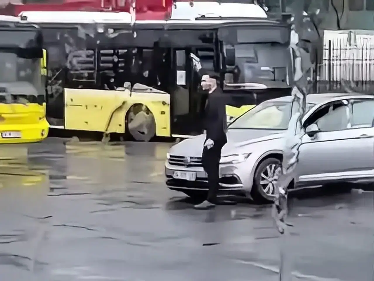 İETT OTOBÜS DURAĞINA GELEREK HAVAYA İKİ EL ATEŞ ETTİ VE GİTTİ!