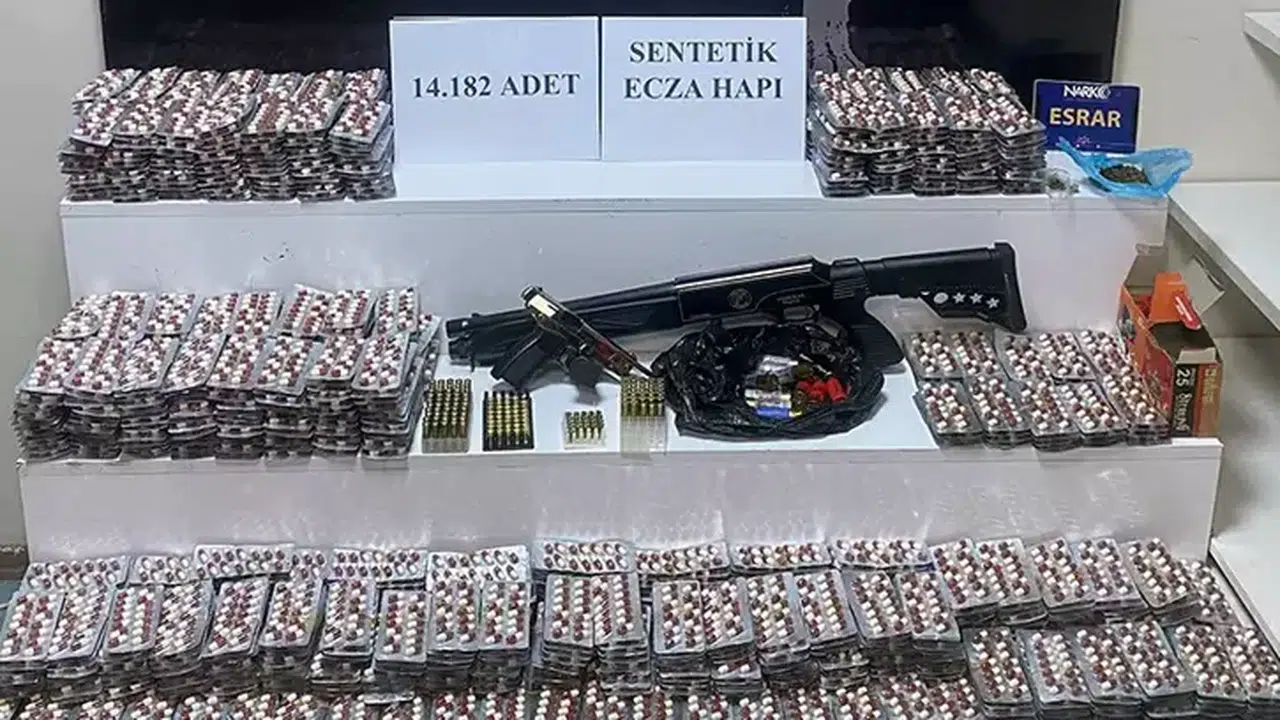 EV VE İŞ YERİNDE 14 BİN HAP ÇIKAN ŞÜPHELİ POLİSLERİ GÜLDÜRDÜ!