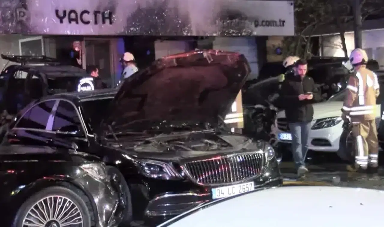 BEŞİKTAŞ'TA LÜKS OTOMOBİL GALERİSİNDE ESRARENGİZ YANGIN!
