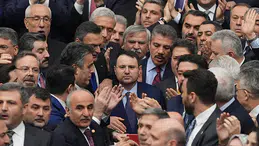 CHP’Lİ VEKİLLER GÜRLEK’İN ÖNÜNÜ KESEREK ENGELLEMEK İSTEDİLER!