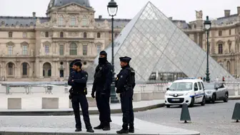 PARİS'DE LOUVRE MÜZESİ'NDEN NAPOLYON'UN 9 MÜCEVHERİ ÇALINDI!