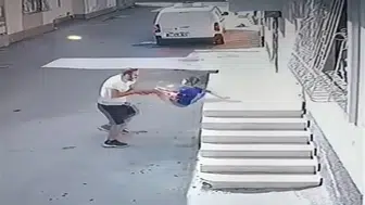 KOVALADIĞI ÇOCUĞU AYAKLARINDAN TUTARAK İŞTE BÖYLE FIRLATTI!