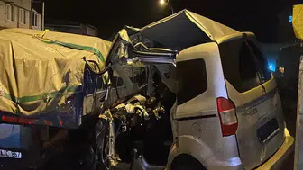 POLİSİN "DUR!" İHTARINA UYMAYARAK KAÇAN ARAÇ DURAN TIR'A ÇARPTI!