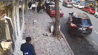 FATİH'DE KÖPEK KUKİ'YE ÇARPAN SÜRÜCÜ CAN ÇEKİŞİRKEN KAÇTI!