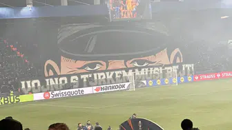 ÇEK’LERİN IRKÇI PANKARTI VE PENALTI POZİSYONU İÇİN KOMİK AÇIKLAMA!