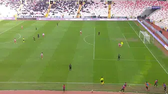 KURALLARI BİLMEYEN BOLU SPOR KALECİSİ TAKIMINI YAKTI!