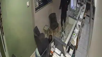 KUYUMCUDAN SİLAHLA 5 KİLO ALTIN ALAN KASKLI SOYGUNCU KAMERADA!