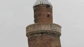 BU CAMİİ’NİN MİNARESİ PİSA KULESİ’NDEN DAHA EĞRİ!