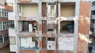 BAHÇELİEVLERDE İKİ APARTMAN 40 SENE BOYUNCA TEK DUVARI KULLANMIŞ!