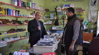 BİR HAYIRSEVER BAKKALIN VERESİYE DEFTERİNDEKİ BORÇLARI SİLDİRDİ!