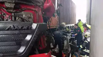 KAZA SIRASINDA DÜŞEREK KULLANDIĞI TIR'IN ALTINDA KALDI!