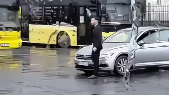 İETT OTOBÜS DURAĞINA GELEREK HAVAYA İKİ EL ATEŞ ETTİ VE GİTTİ!