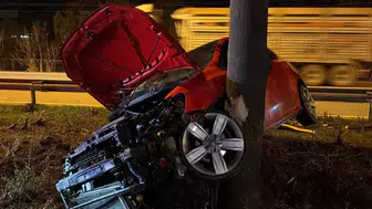 AŞIRI HIZLI ARAÇ AĞACA ÇARPARAK DURDU! SÜRÜCÜSÜ AĞIR YARALANDI!